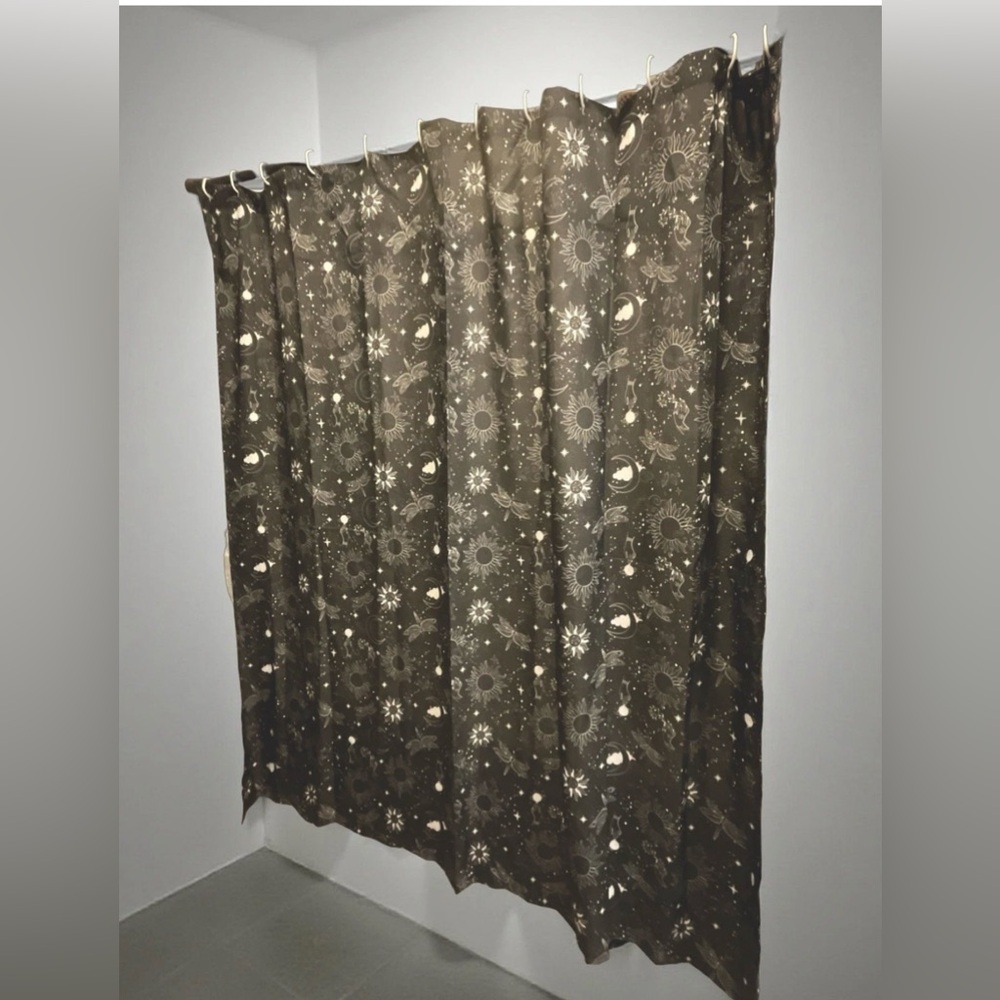 Forever 21 Galaxy Shower Curtain
70 x 70 Inches
Stars Sun Moon
Black & White
NEW